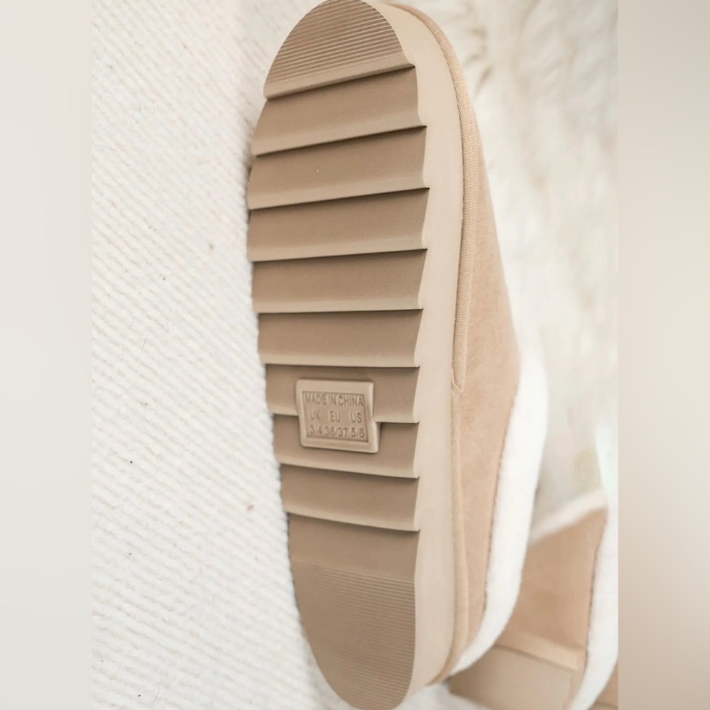 Women's Solid Color Platform Slippers with Fur Lining - Picture 7 of 8